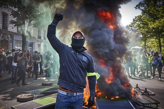 105862332-1555787144760yellowvestparis420
